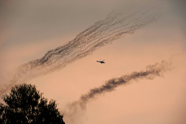 Helikopter nad niebem Demokratycznej Republiki Konga/zdjęcie ilustracyjne.