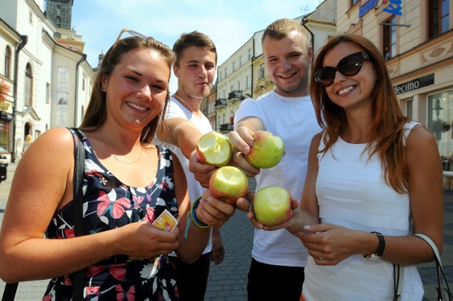 Konrad, Oliwka, Karolina i Bartosz (od lewej) zapowiedzieli, że będą wspierać polskich sadowników.