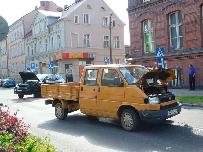 Na ul. Armii Krajowej doszlo do groLnego wypadku. Zderzyly...