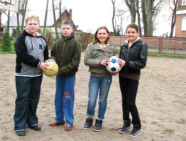 - - Piłki już mamy. Przydałoby się nam boisko - mówią Mateusz (od lewej), Bartek, Angelika i Asia, uczniowie Szkoły Podstawowej w Wielkich Radowiskach 