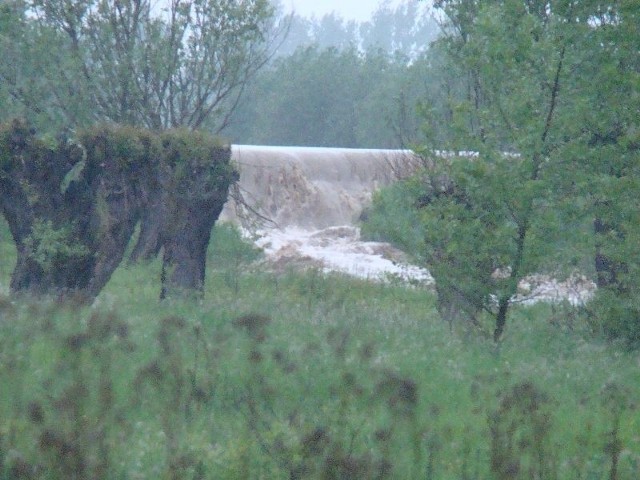19 maja 2010 roku nad ranem woda przelała się wał w Koćmierzowie, dzielnicy Sandomierza.
