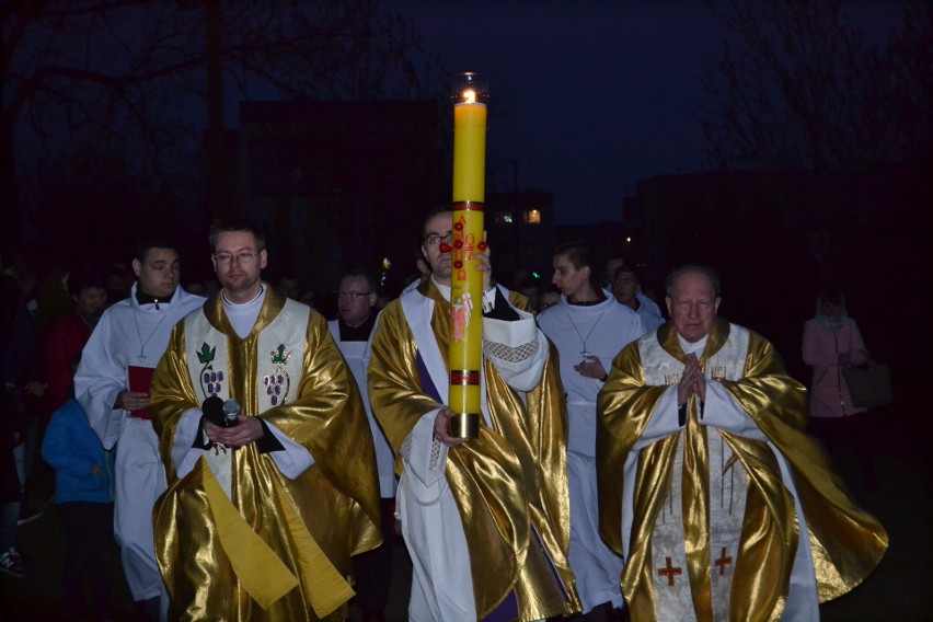 Liturgia Wigilii Paschalnej: święcenie ognia w Myszkowie ZDJĘCIA