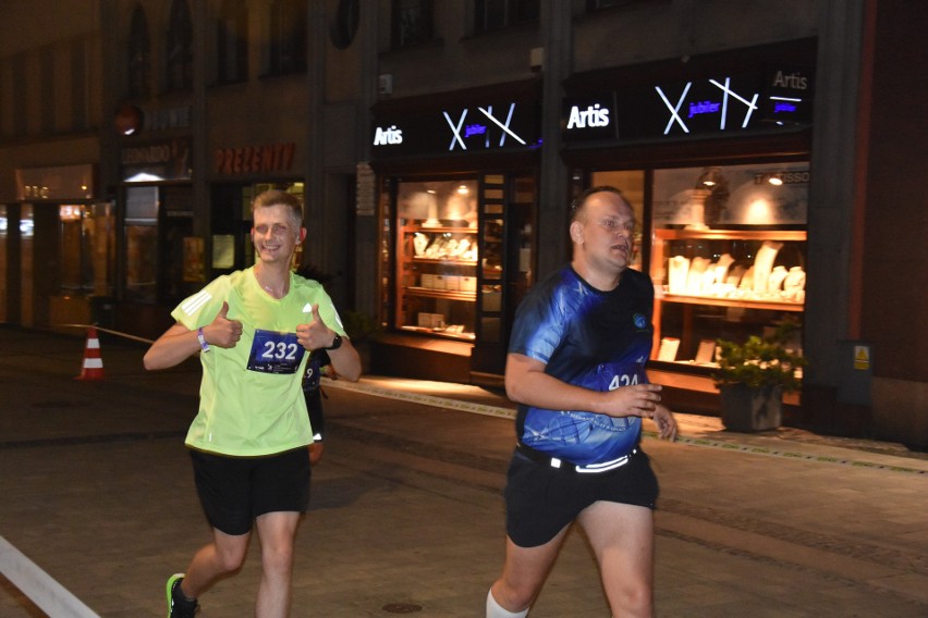 Uczestnicy Rybnickiego Półmaratonu Księżycowego przebiegli...