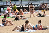 Plaża w Chmielnikach oblegana. Ile w tym roku zapłacisz za wstęp i parking? Sprawdziliśmy [zdjęcia]