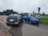 Tarnów. Wypadek na al. Jana Pawła II, kierowca wymusił pierwszeństwo, jedna osoba została ranna [ZDJĘCIA]