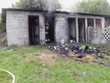 Mężczyzna próbował gasić pożar w Wiśniówce trafił do szpitala