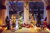 Magiczne oświetlenie na Boże Narodzenie 2022. Najmodniejsze dekoracje świąteczne. Klimatyczne kurtyny świetlne, girlandy i lampki choinkowe