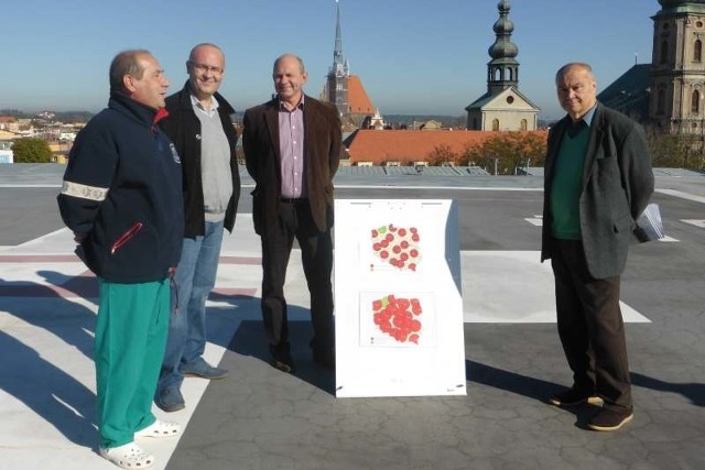 Dr Marek Dryja (trzeci od lewej) podczas spotkania na dachu nyskiego szpitala: - Wojewoda określa potrzeby, więc liczymy, że złoży wniosek o zorganizowanie bazy dla śmigłowców.