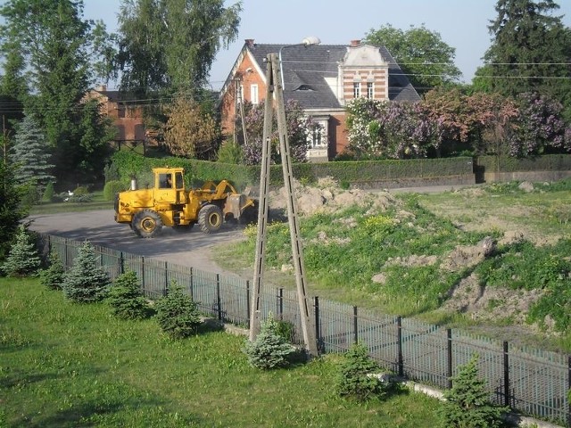 Wczoraj rano na teren wokół stawu w Tryszczynie wjechały wywrotki i spychacze