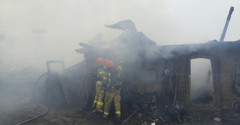 Janowo. Pożar w gminie Radziłów. Paliła się murowana obora pokryta eternitem (zdjęcia)