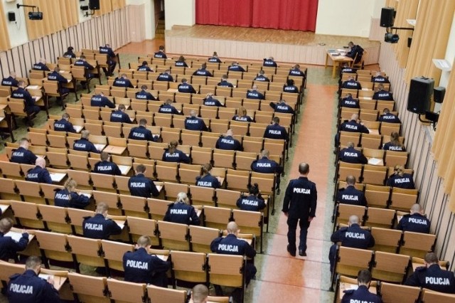 Kolejna grupa młodych policjantów zasiliła szeregi polskiej Policji. Kurs podstawowy w słupskiej Szkole Policji ukończyło dzisiaj 200 słuchaczy. Absolwenci rozpoczną od poniedziałku służbę w swoich jednostkach na terenie garnizonów: pomorskiego, kujawsko-pomorskiego, lubuskiego, łódzkiego, opolskiego, wielkopolskiego, mazowieckiego, zachodniopomorskiego i dolnośląskiego.