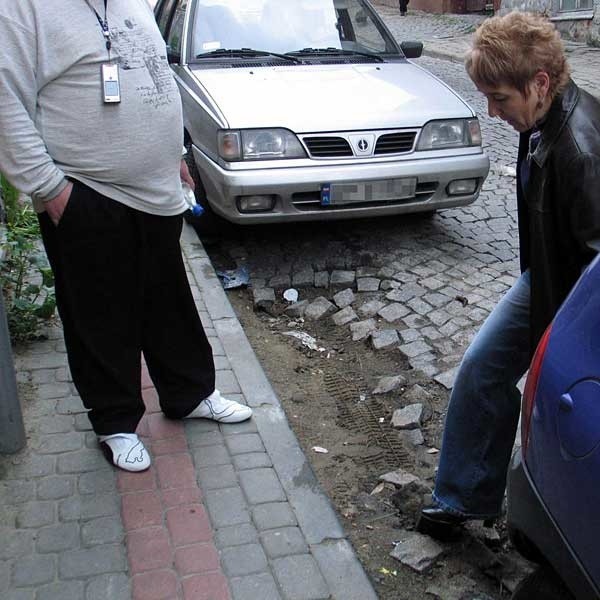 - Nasza ulica i chodnik są w fatalnym stanie. Pomimo tego ich remont jest ciągle przekładany - żalą się mieszkańcy ul. Rakoczego w Przemyślu.