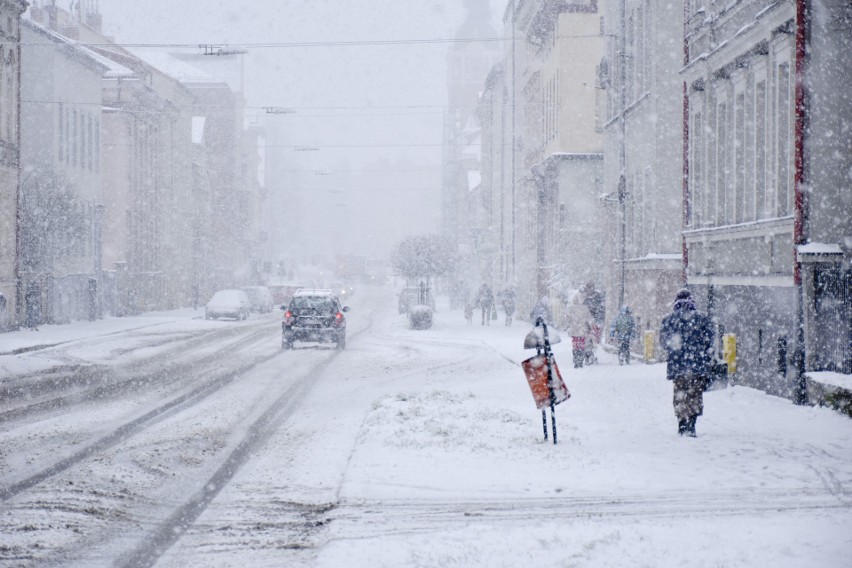 Śnieżna zima wróciła. Biało na ulicach miasta.