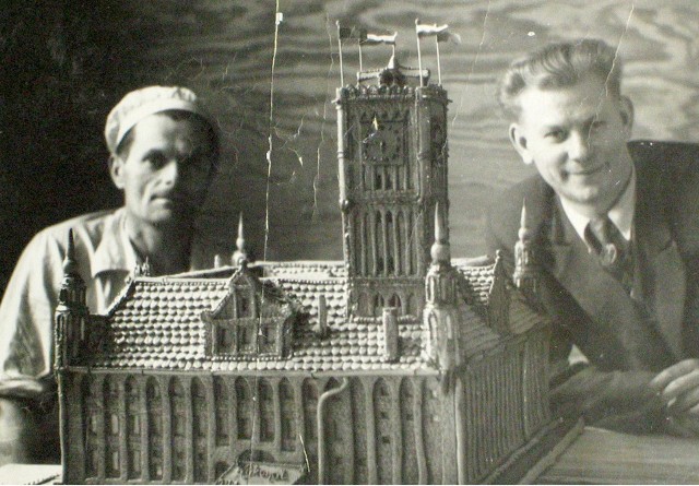 1955 r. Mój mąż Tadeusz z Heńkiem Jabłońskim i z ratuszem zrobionym z piernika