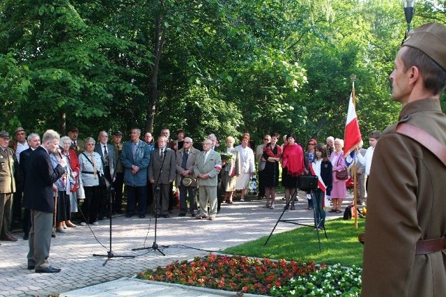 Pod pomnikiem w kieleckim Parku Miejskim upamiętniającym wydarzenia z 15 czerwca 1944 roku zgromadziło się kilkadziesiąt osób.