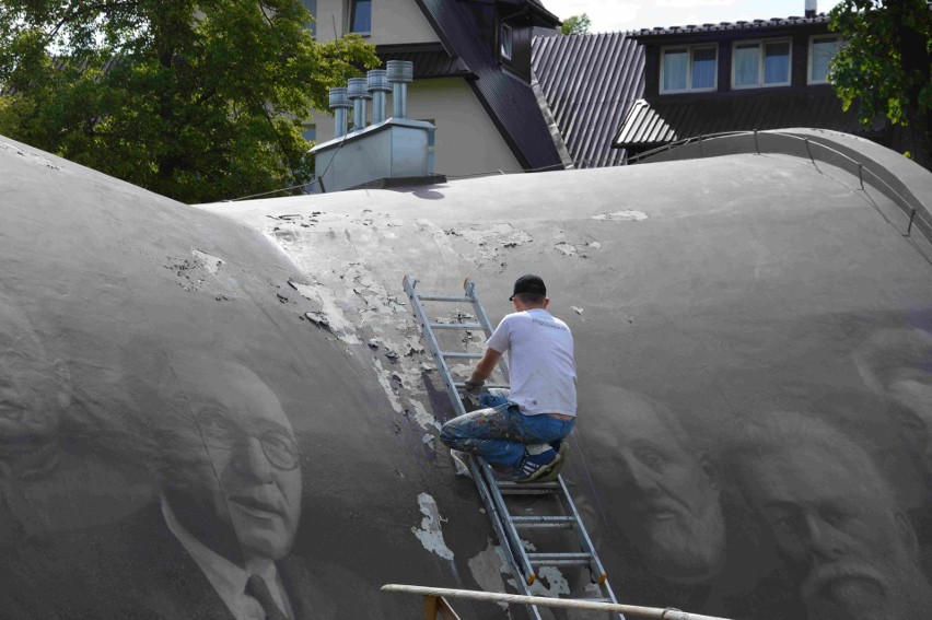 Zakopane. Naprawiają zniszczony mural historyczny [ZDJĘCIA]