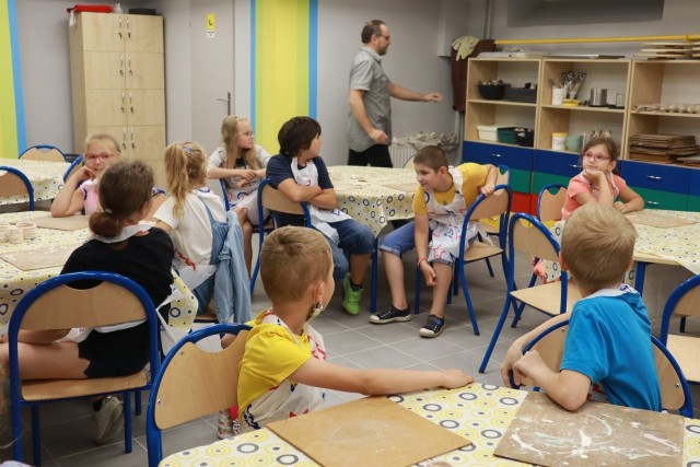 W Szkole Podstawowej nr 70 rozpoczął się drugi tydzień półkolonii. Wakacje spędza tu 60 dzieci. Warsztaty w pracowni ceramicznej i zajęcia z animacji - to jedne z licznych atrakcji, przygotowanych przez organizatorów.
