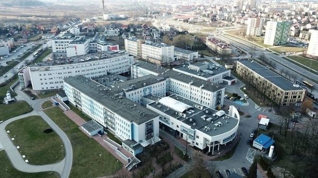 Trwa wielka akcja pomocy obywatelom Ukrainy. Włącza się w nią Wojewódzki Szpital Zespolony w Kielcach. Nasza lecznica w akcie solidarności z Ukrainą, od poniedziałku, 28 lutego, rozpoczęła zbiórkę leków i innych rzeczy potrzebnych naszym sąsiadom.