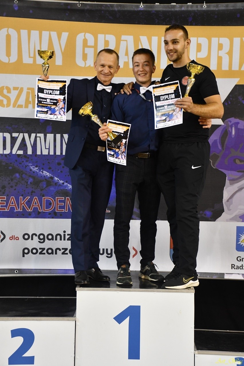 Medale zawodników Klubu Karate Morawica w Radzyminie i drugie miejsce w klasyfikacji drużynowej