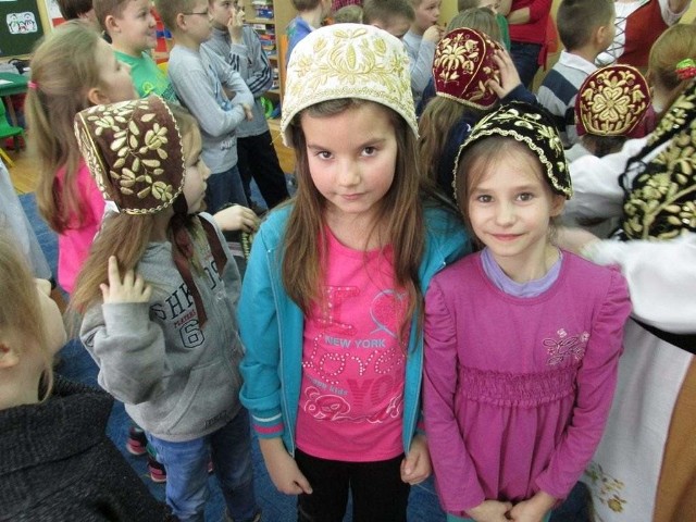 Dziewczynki chętnie mierzyły borowiackie haftowane czepce.