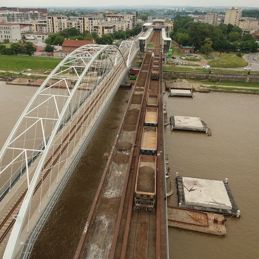 Most kolejowy nad Wisłą łączący Kazimierz i Zabłocie jest rozbierany. Będą kolejne utrudnienia w ruchu