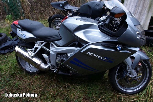 Iłowscy policjanci odzyskali skradzione w Niemczech motocykle o wartości 30 tys. zł. Znaleźli też  ponad kilogram marihuany.  W środę, 20 listopada, policjanci z Iłowej odnaleźli dwa motocykle marki BMW. Jeden z nich miał uszkodzoną stacyjkę i wyrwane kable rozruchowe. Maszyny zostały skradzione w Niemczech. Ich łączna wartość szacowana jest na 30 tys. zł. Policjanci udali się także do miejsca zamieszkania osób podejrzanych o kradzież.  W mieszkaniu znajdowało się trzech mężczyzn. Jeden z nich na widok funkcjonariuszy próbował zamknąć drzwi.Podejrzani początkowo twierdzili, że nie wiedzą, do kogo należą motocykle. Po pewnym czasie  przyznali, że przywieźli je na polecenie kolegi, który przebywa na terenie Niemiec. W trakcie przeszukania mieszkania policjanci zabezpieczyli ponad kilogram marihuany. Największa ilość znajdowała się w oparciu wersalki, wraz z wagami elektronicznymi oraz woreczkami strunowymi. Wartość suszu na czarnym rynku wynosi około 30 tys. zł. Dwóch mężczyzn usłyszało zarzut popełnienia przestępstwa paserstwa, natomiast trzeci usłyszał zarzut posiadania środków odurzających. Za posiadanie narkotyków grozi kara do trzech lat pozbawienia wolności, natomiast paserstwo umyślne jest zagrożone karą do pięciu lat pozbawienia wolności.[sc]POLSKA TOSKANIA - zobacz film i przewodnik interaktywny po lubuskiej krainie wina i wrażeń![/sc] Poznaj z nami polską Toskanię! Zabierzemy Cię w podróż pięcioma szlakami: pasji, cierpliwości, spełnienia, dumy i tradycji. 