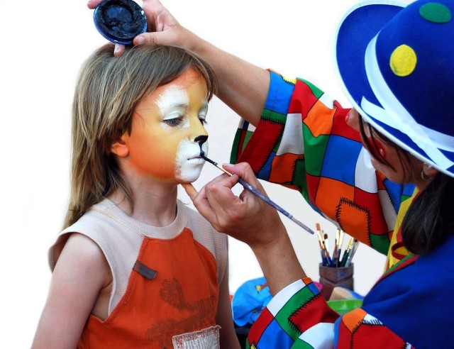 Malowanie twarzy, zabawy z klaunami i inne atrakcje są w programie festynu na stadionie. Zmienia się tylko termin imprezy.