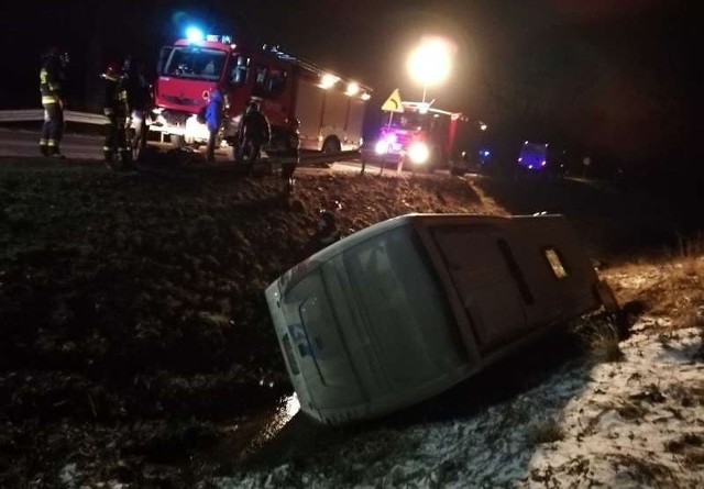 Wczoraj wieczorem autobus PKS Nova relacji Olsztyn-Suwałki zjechał do rowu i przewrócił się. Trzy osoby, w tym kierowca, trafiły do szpitala.