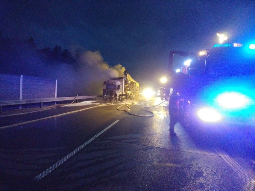 W działaniach biorą udział 3 zastępy straży pożarnej w tym 2...