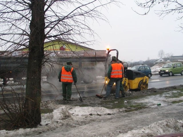 Zabezpieczanie zapadlisk na ulicy Warszawskiej w Tarnobrzegu.