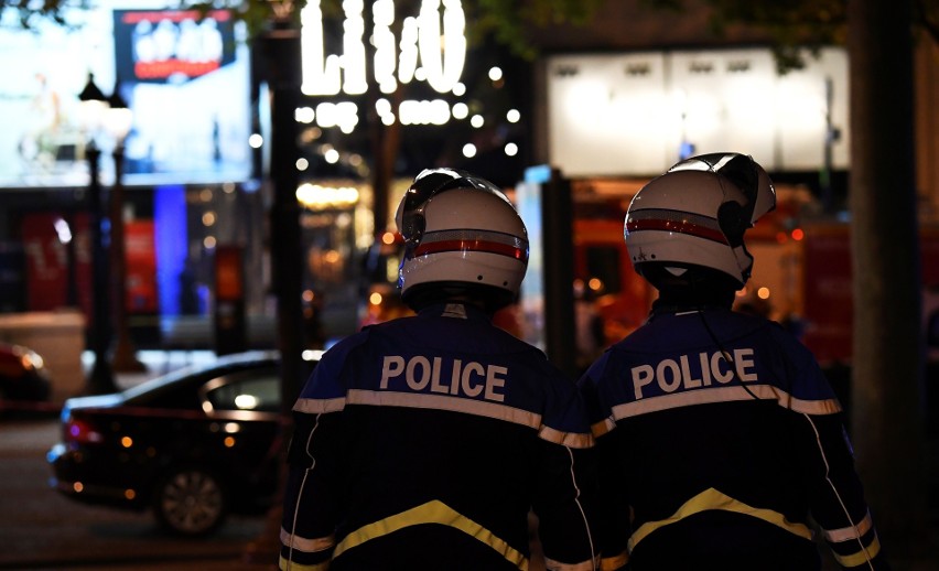 Miejsce strzelaniny w Paryżu - Champs Elysees na wysokości...