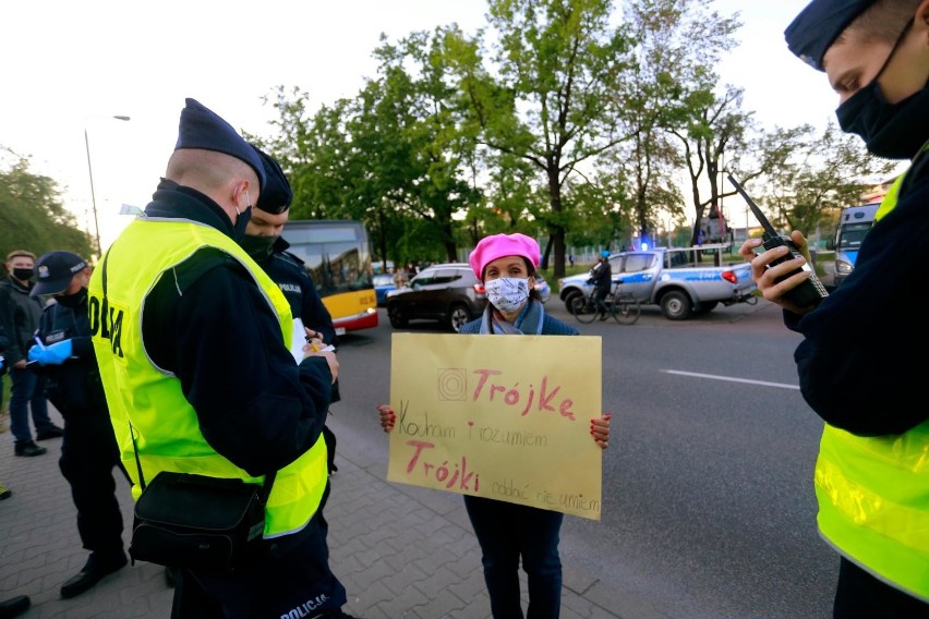 Warszawa: Protest przed siedzibą Trójki na Myśliwieckiej [zdjęcia] 1999. notowanie Listy Przebojów 3 nie pojawiło się na antenie