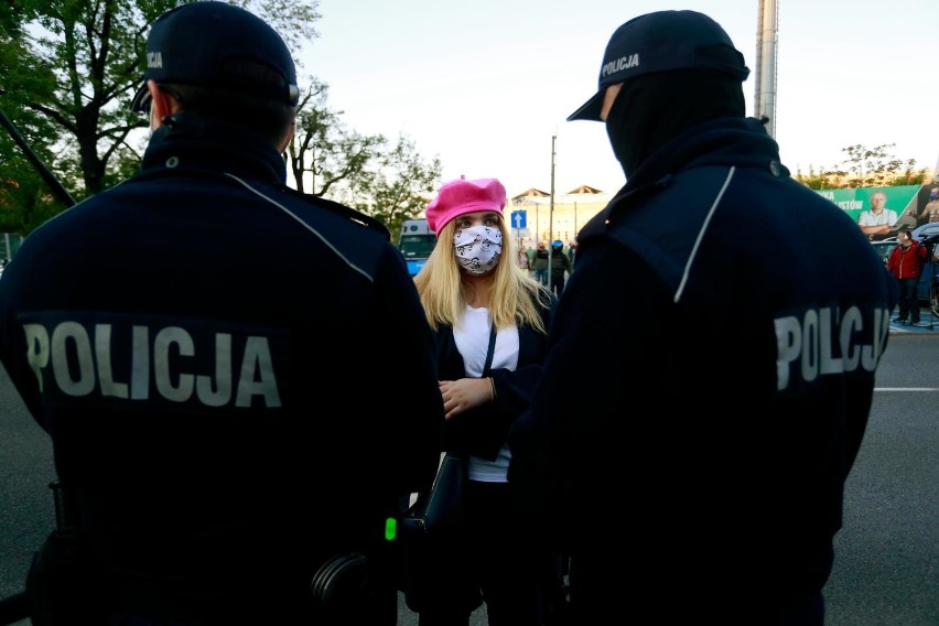 Warszawa: Protest przed siedzibą Trójki na Myśliwieckiej [zdjęcia] 1999. notowanie Listy Przebojów 3 nie pojawiło się na antenie