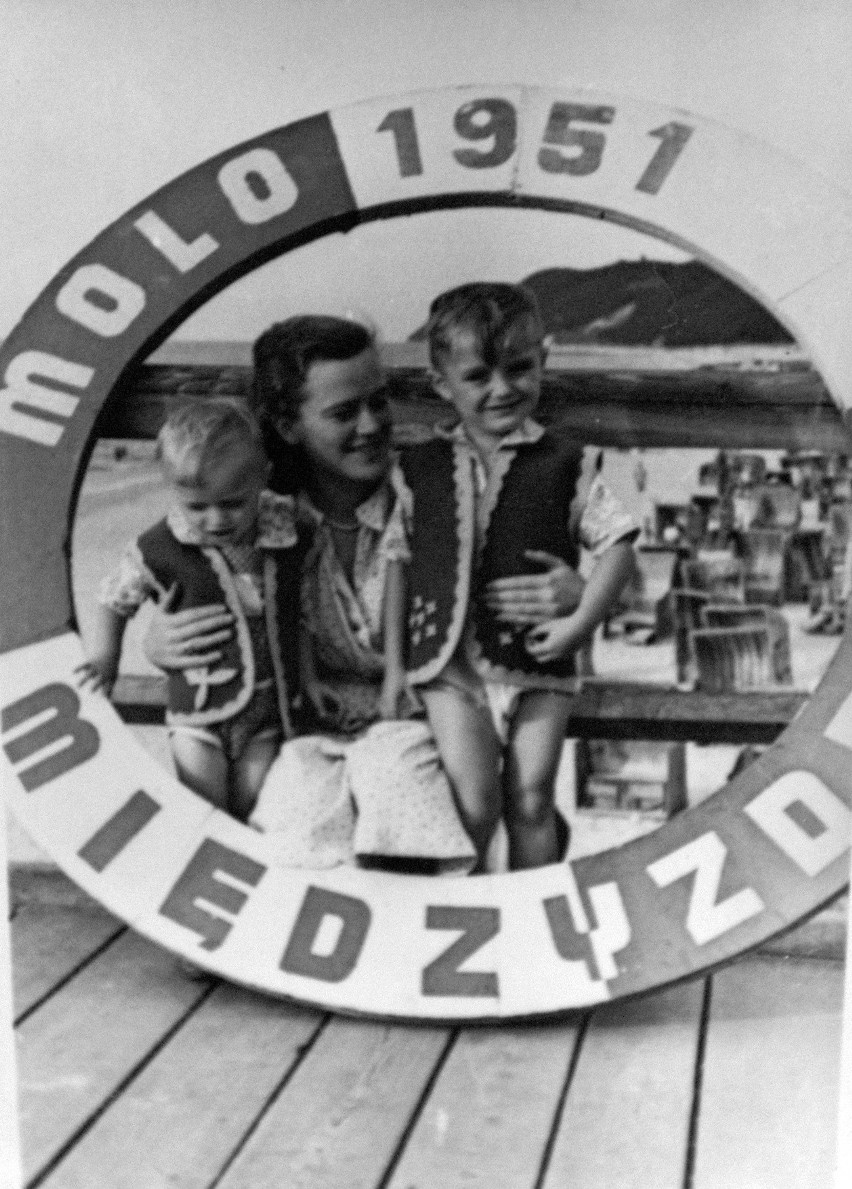 Maria Wedlerska z synami Irkiem i Olkiem, rok 1951