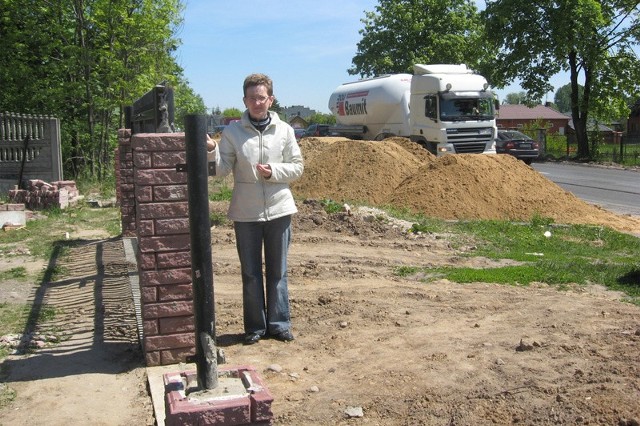 Stanisława Cichała ze Sławna w gminie Wolanów musi budować nowe ogrodzenie, o 3 metry dalej od drogi krajowej numer 12