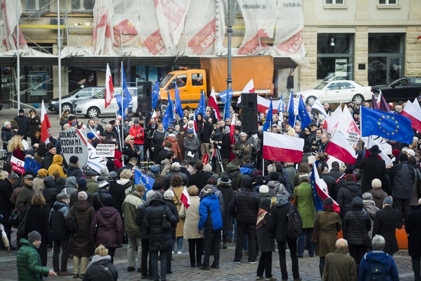 Opozycja zebrała się w sobotę, 11 listopada na pl....
