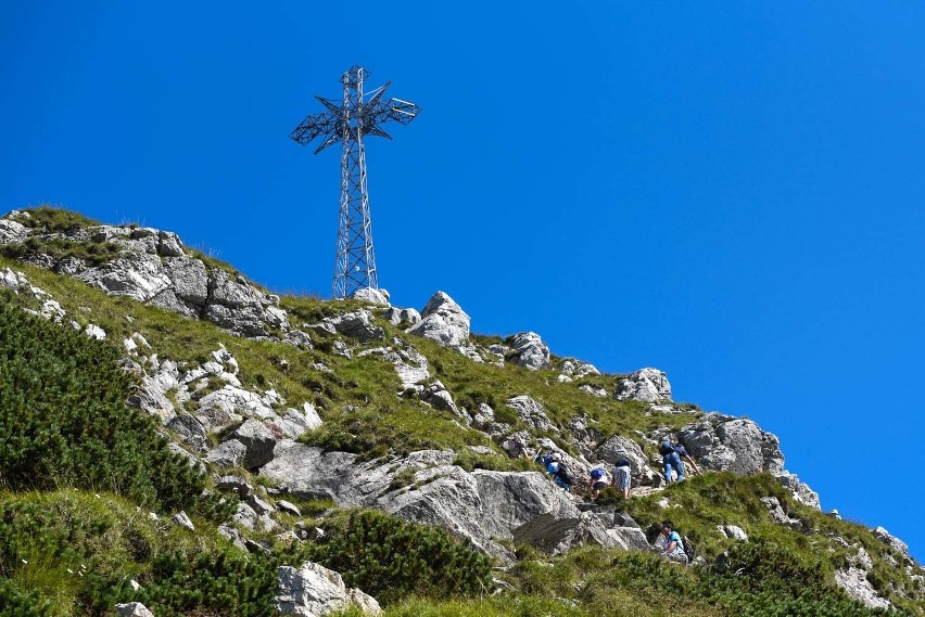 Weekend w górach. Tłumy turystów idą na Giewont [ZDJĘCIA]