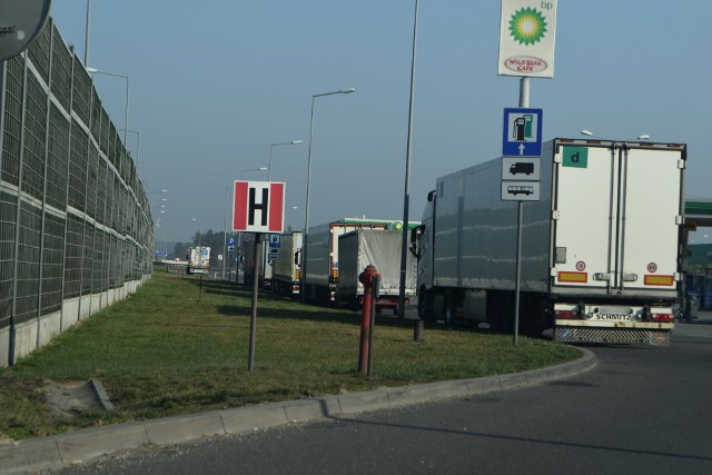 Kierowcy ciężarówek muszą "kręcić pauzy" na autostradzie A1, bo brakuje miejsc parkingowych na MOP.Zobacz kolejne zdjęcia. Przesuwaj zdjęcia w prawo - naciśnij strzałkę lub przycisk NASTĘPNE