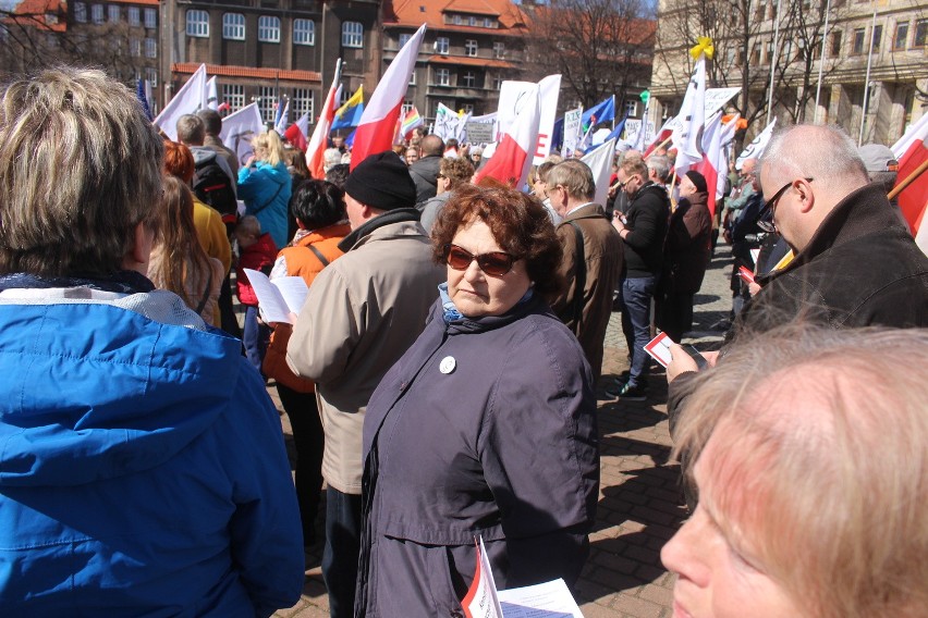 Działacze i sympatycy KOD manifestują w Katowicach na placu...