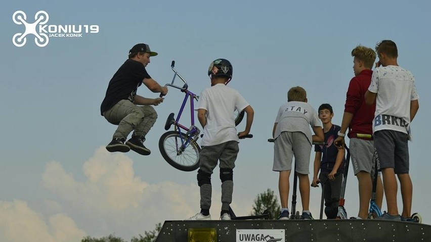 Młodzież kocha skatepark w Żorach. Niesamowite zdjęcia podniebnych ewolucji autorstwa Jacka Konika