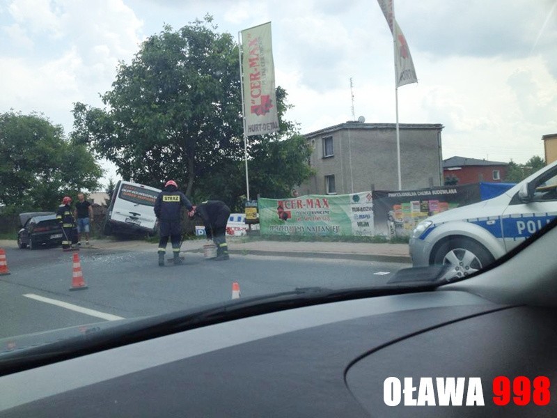 Wypadek w Jelczu-Laskowicach. Honda zderzyła się z busem przy wyjeździe na Oławę (ZDJĘCIA)