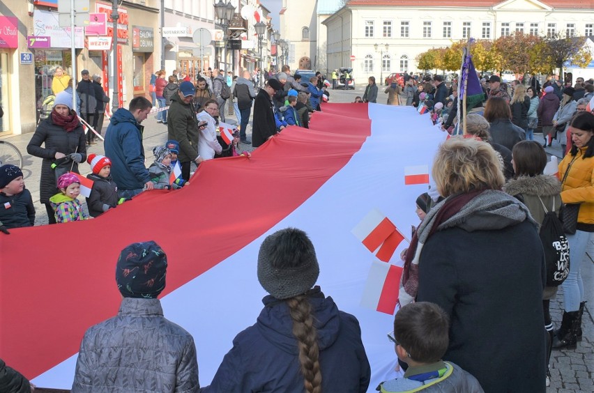 Wielka patriotyczna manifestacja w Oświęcimiu. Biało-czerwony marsz przeszedł ulicami Starego Miasta pod Grób Nieznanego Żołnierza [ZDJĘCIA]