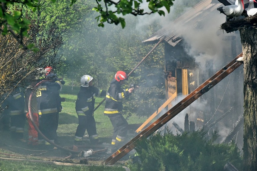 Pożar całkowicie strawił dach drewnianego domu w Bieśniku