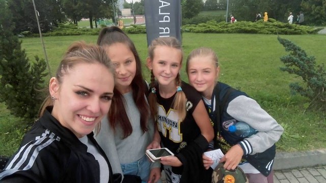 Tancerze "Skazy" skrupulatnie dokumentowali pobyt na festiwalu, wykonywanymi selfie