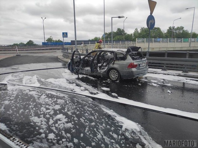 Opolskim strażakom na szczęście udało się opanować pożar. Teraz wrak czeka na usunięcie.