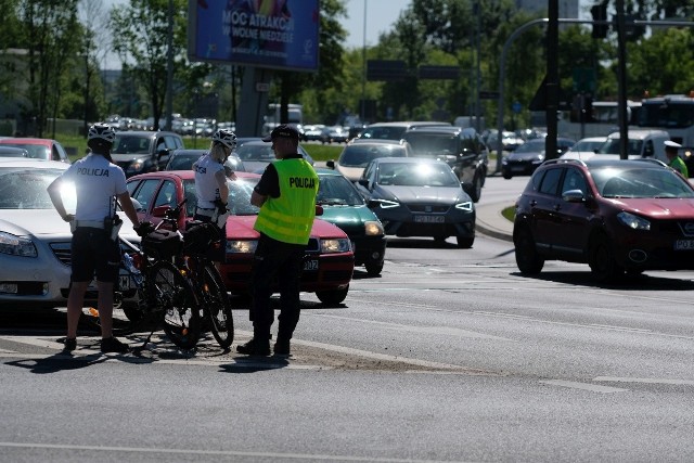 Korki na rondzie Rataje zaczęły się tworzyć w poniedziałek rano. Po kilku godzinach utrudnień ruchem zaczęła kierować policja. Zatory powstają jednak r&oacute;wnież we wtorek na wszystkich czterech wjazdach na rondo