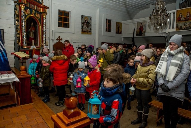 Roraty w kościele świętej Anny w Zaklikowie, z udziałem dzieci trzymających lampiony ze świecami