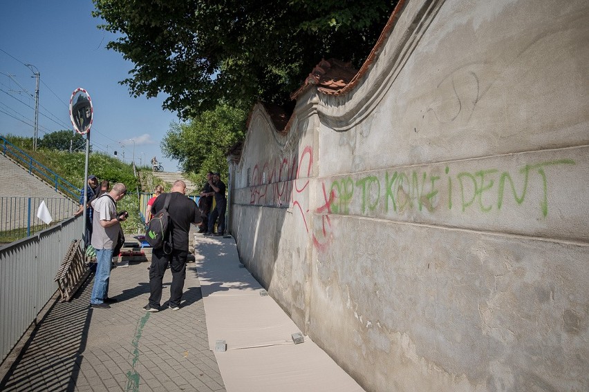Tarnów. Społeczne malowanie muru Starego Cmentarza [ZDJĘCIA]