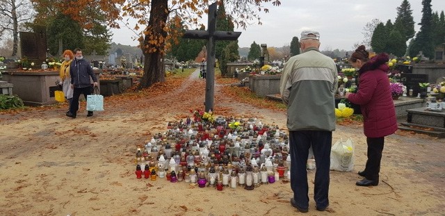 Mieszkańcy Dąbrowy Górniczej i całego Zagłębia 3 listopada odwiedzają groby najbliższych na cmentarzu przy ul. 11 Listopada Zobacz kolejne zdjęcia/plansze. Przesuwaj zdjęcia w prawo - naciśnij strzałkę lub przycisk NASTĘPNE