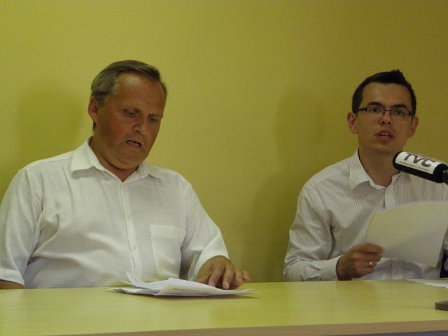 Mariusz Brunka (z lewej) i Kamil Kaczmarek komentowali na konferencji PChS sytuację związaną z fotografowaniem rejestru umów w ratuszu.